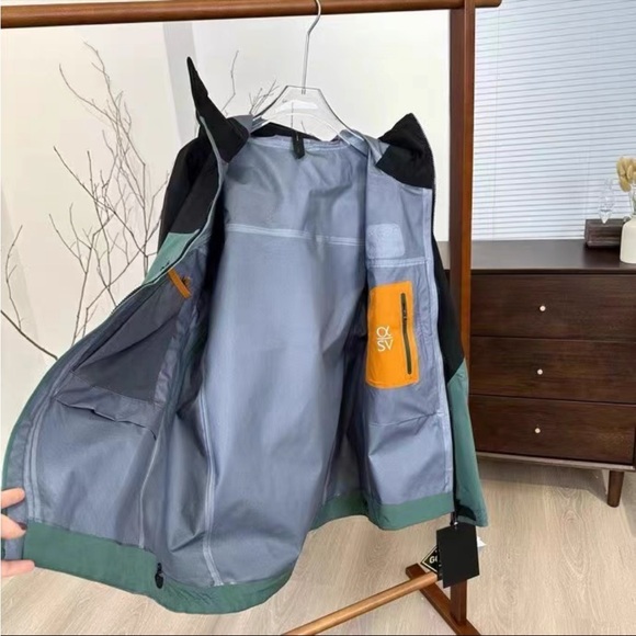 Arc'teryx Men's Black and Teal Performance Jacket - Picture 4 of 7